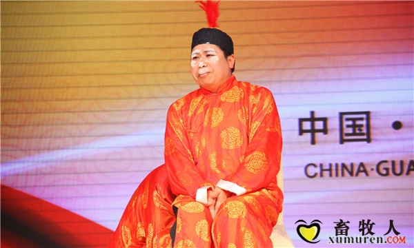 播恩集团年会双簧《闹新春》由赣州工厂选送2_.jpg