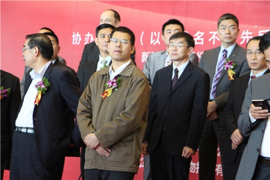 开幕式台上唯一穿夹克的先生_副本.jpg