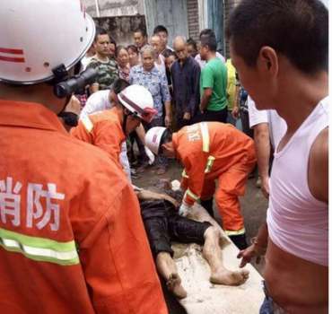 猪掉进粪坑 村民救猪反被毒倒跌入粪池致两人死