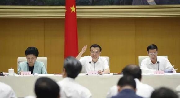 取消和下放工业产品生产许可，总理谈到“连饲料要喂多大的猪都设定了不同的标准"