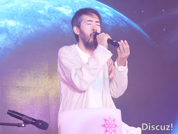 中国“禅啸”创始人三强现场呤唱《雄狮示威》_副本.png