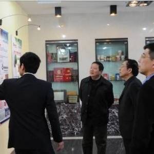 湖北省工商局副局长王庆新一行到安琪调研