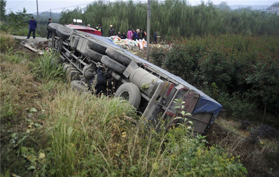 安徽20吨装载饲料货车侧翻 村民自发施救