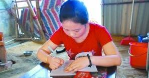 为救妈妈坚强女孩辍学养猪