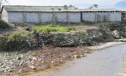 小型养殖场污水直排 养户不愿花钱修化粪池