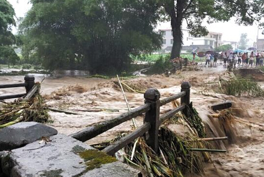 广东仁化暴雨冲毁农田5500亩 79头猪被冲走