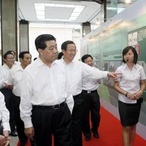 贾庆林参观"中国农业科技十年发展成就展"